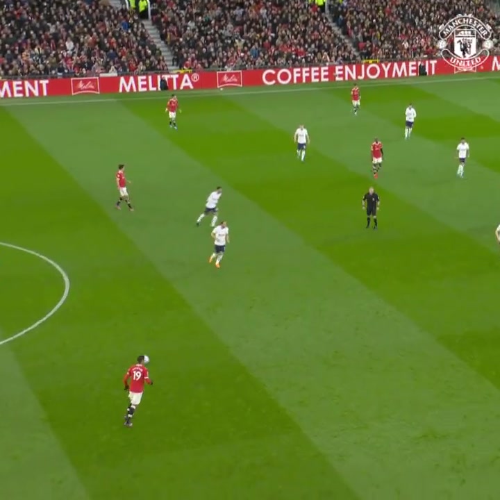 四年前的今天，37岁的C罗上演帽子戏法，帮助曼联3-2战胜热刺